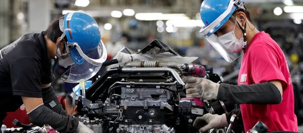 Рабочие в защитных масках на заводе Kawasaki производства Mitsubishi Fuso Truck and Bus Corp., Япония Рабочие в защитных масках на заводе Kawasaki производства Mitsubishi Fuso Truck and Bus Corp., Япония - 俄羅斯衛星通訊社