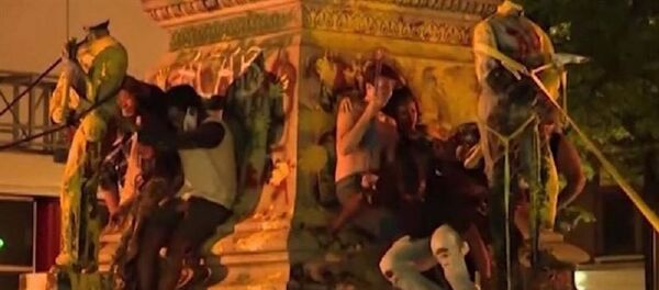 Американца придавило статуей, которую он сбрасывал в ходе протестов Американца придавило статуей, которую он сбрасывал в ходе протестов - 俄罗斯卫星通讯社