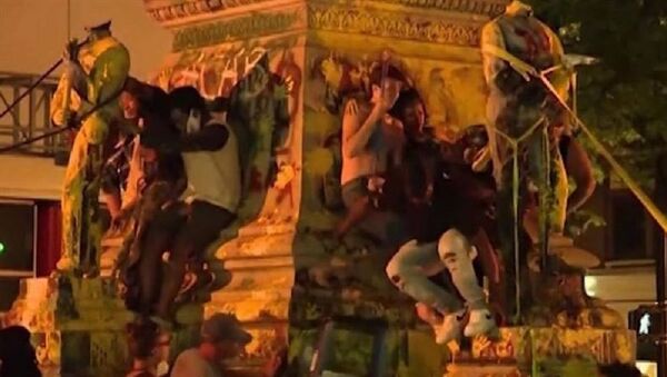 Американца придавило статуей, которую он сбрасывал в ходе протестов  - 俄罗斯卫星通讯社