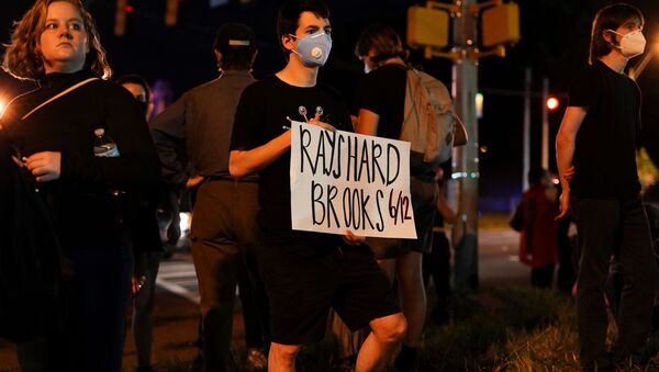 Протестующие после убийства афроамериканца Rayshard Brooks в Атланте  - 俄罗斯卫星通讯社