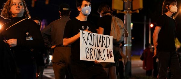 Протестующие после убийства афроамериканца Rayshard Brooks в Атланте  - 俄罗斯卫星通讯社