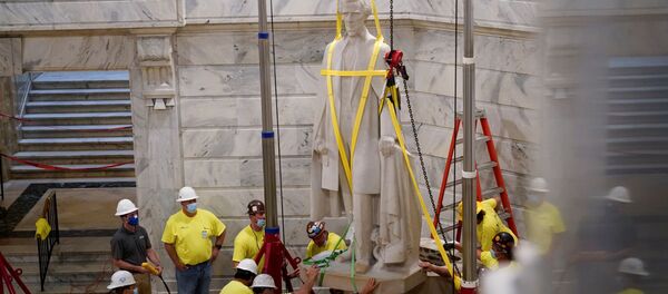 Снос статуи Джефферсона Дэвиса в штате Кентукки - 俄罗斯卫星通讯社