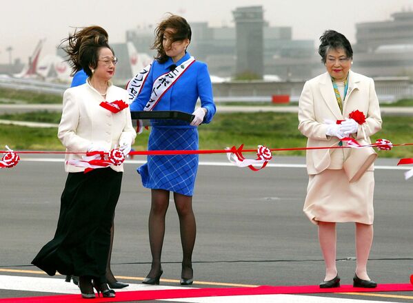 Японский министр Чикаге Огги и губернатор префектуры Тиба Акико Домото во время церемонии открытия второй взлетно-посадочной полосы нового международного аэропорта Токио в городе Нарита, 2002 год - 俄罗斯卫星通讯社