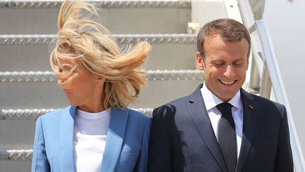 Президент Франции Эммануэль Макрон с женой во время прилета в аэропорт Монреаля, 2018 год  - 俄罗斯卫星通讯社