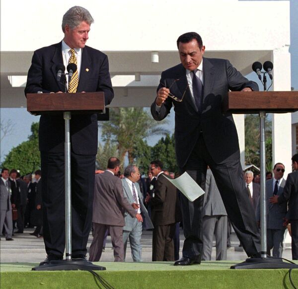 Президенты США и Египта Билл Клинтон и Хосни Мубарак во время выступления, 1996 год - 俄罗斯卫星通讯社
