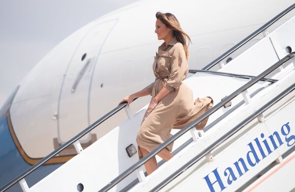 Первая леди США Мелания Трамп во время прибытия в Малави, 2018 год  - 俄罗斯卫星通讯社