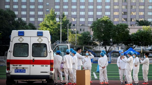 Медперсонал в спортивном центре Гуаньань перед тестированием на коронавирус в Пекине - 俄罗斯卫星通讯社