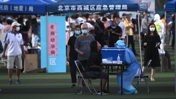 Медработник проверяет девушку на наличие коронавирусной инфекции в Пекине  - 俄罗斯卫星通讯社