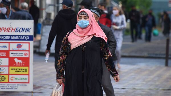 Женщина в защитной маске на одной из улиц в Душанбе - 俄罗斯卫星通讯社