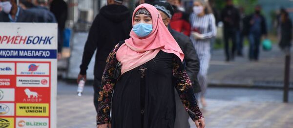 Женщина в защитной маске на одной из улиц в Душанбе - 俄羅斯衛星通訊社