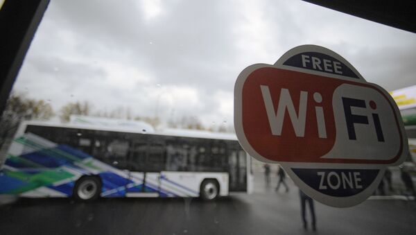 Знак WiFi точки доступа в интернет в городском автобусе - 俄羅斯衛星通訊社