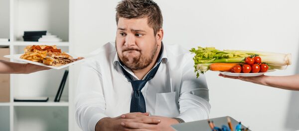 Толстый мужчина выбирает между полезной едой и фастфудом - 俄罗斯卫星通讯社