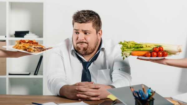 Толстый мужчина выбирает между полезной едой и фастфудом - 俄罗斯卫星通讯社