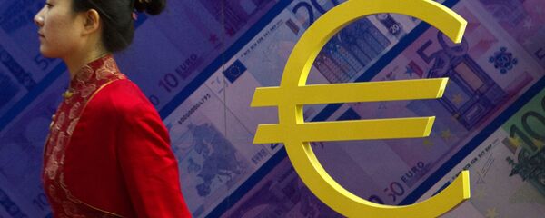Девушка на фоне евро - 俄罗斯卫星通讯社