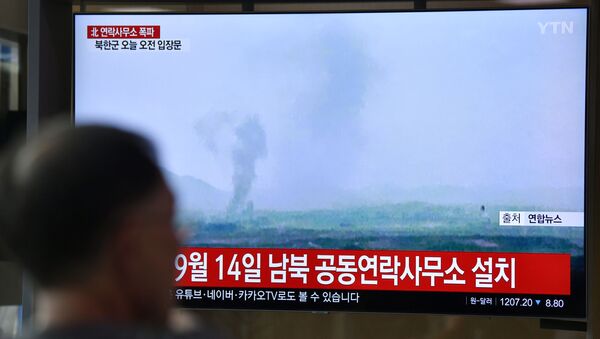 People watch a television news screen showing an explosion of an inter-Korean liaison office in North Korea's Kaesong Industrial Complex, at a railway station in Seoul on June 16, 2020.  - 俄罗斯卫星通讯社