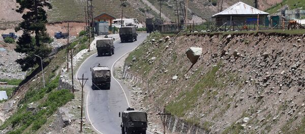 Колонна индийской армии движется вдоль национальной автомагистрали Сринагар-Лех, в Гагангире, в восточном районе Кашмира Гандербал - 俄罗斯卫星通讯社