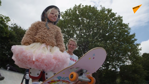 三歲萌娃玩滑板折服網友 - 俄羅斯衛星通訊社