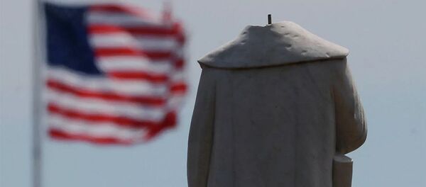 Памятник первооткрывателю Америки Христофору Колумбу в Бостоне, обезглавленный во время протестов - 俄罗斯卫星通讯社