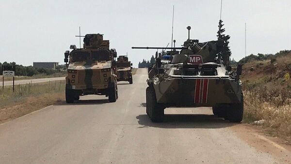 Российские и турецкие военные проводят патрулирование трассы М-4 в Сирии. - 俄羅斯衛星通訊社
