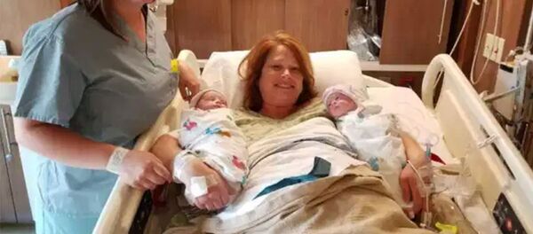 Бабушка родила собственных внуков-близнецов - 俄羅斯衛星通訊社