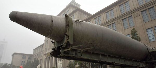 Женщина и ребенок идут к баллистической ракете малой и средней дальности, выставленной в Военном музее в Пекине. Женщина и ребенок идут к баллистической ракете малой и средней дальности, выставленной в Военном музее в Пекине. - 俄羅斯衛星通訊社