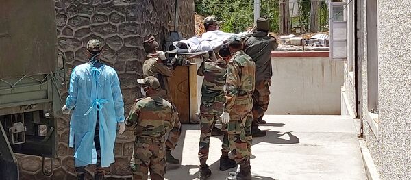 Солдаты индийской армии несут тело своего коллеги, погибшего при столкновении с китайскими войсками, в центр вскрытия в мемориальном госпитале Сонам Норбу в Лехе, 17 июня 2020 г. - 俄罗斯卫星通讯社