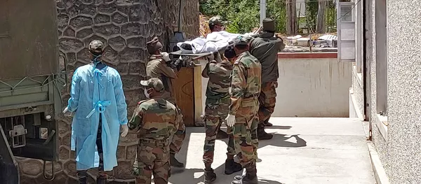 Солдаты индийской армии несут тело своего коллеги, погибшего при столкновении с китайскими войсками, в центр вскрытия в мемориальном госпитале Сонам Норбу в Лехе, 17 июня 2020 г. Солдаты индийской армии несут тело своего коллеги, погибшего при столкновении с китайскими войсками, в центр вскрытия в мемориальном госпитале Сонам Норбу в Лехе, 17 июня 2020 г. - 俄羅斯衛星通訊社