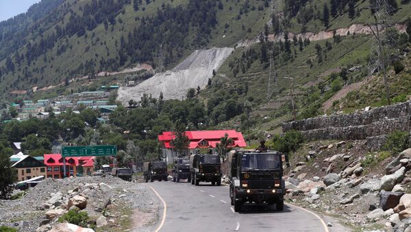 Грузовики индийской армии движутся по шоссе, ведущему в Ладакх, у Гагангира в Кашмирском районе Гандербал 17 июня 2020 года. - 俄羅斯衛星通訊社