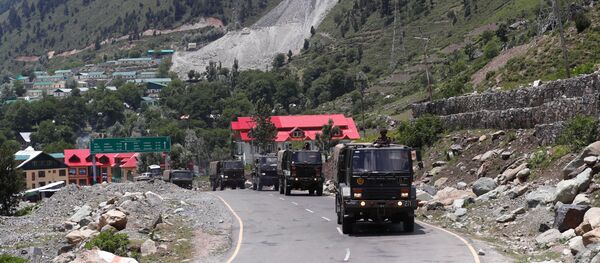 Грузовики индийской армии движутся по шоссе, ведущему в Ладакх, у Гагангира в Кашмирском районе Гандербал 17 июня 2020 года. - 俄罗斯卫星通讯社