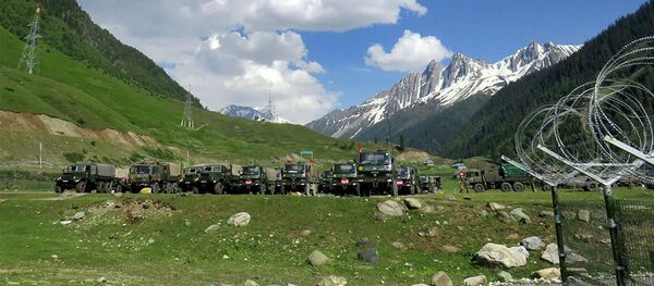 Индийские военные во временном транзитном лагере перед отправлением в Ладакх Индийские военные во временном транзитном лагере перед отправлением в Ладакх - 俄罗斯卫星通讯社