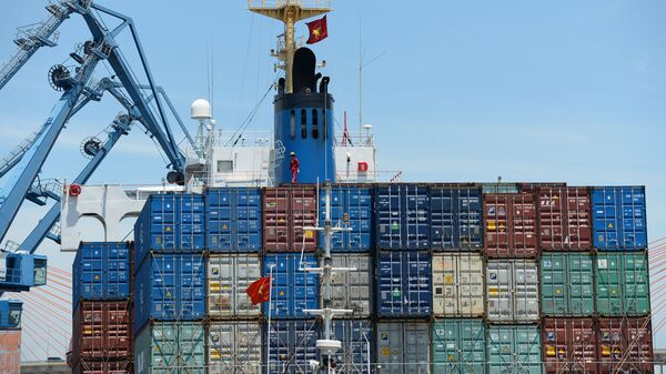 Погрузка контейнеров на корабль в порту вьетнамского города Хайфон - 俄羅斯衛星通訊社