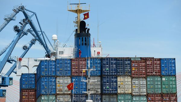 Погрузка контейнеров на корабль в порту вьетнамского города Хайфон - 俄羅斯衛星通訊社