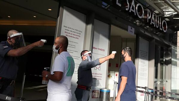 Охранники измеряют температуру посетителям перед входом в торговый центр в городе Сан-Паулу - 俄羅斯衛星通訊社