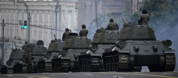 Танки Т-34-85 во время прохода по Тверской улице перед началом ночной репетиции парада в честь 75-летия Победы в Великой Отечественной войне в Москве. Танки Т-34-85 во время прохода по Тверской улице перед началом ночной репетиции парада в честь 75-летия Победы в Великой Отечественной войне в Москве. - 俄羅斯衛星通訊社