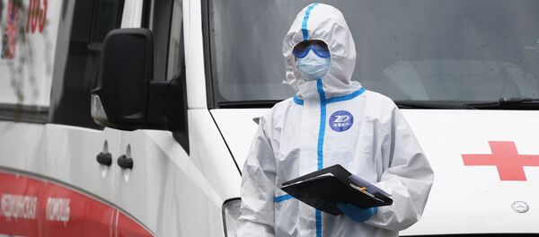 Медик карантинного центра в Коммунарке у машины скорой помощи. - 俄羅斯衛星通訊社
