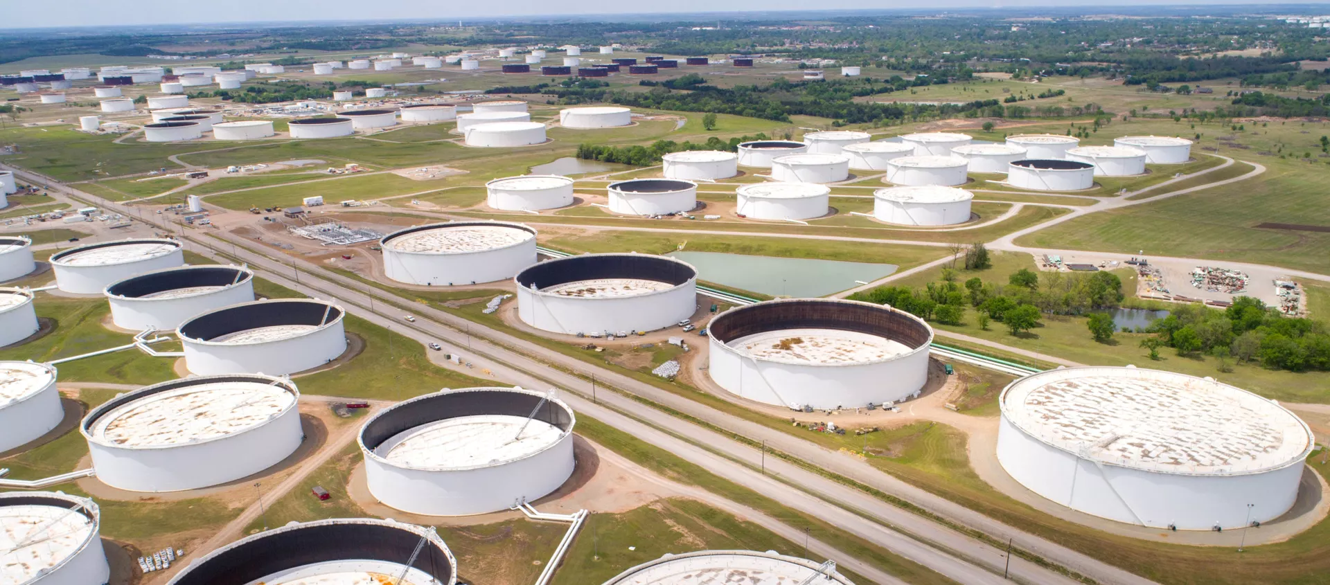 Резервуары для хранения сырой нефти в терминале в Кушинге, США - 俄羅斯衛星通訊社, 1920, 23.11.2021