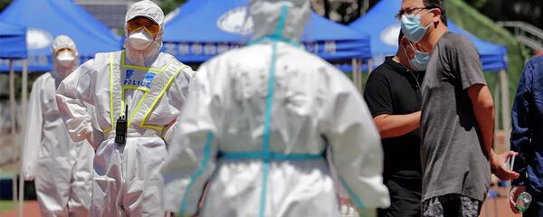 Медицинские работники в спортивном центре Guang'an, где проходит тестирование людей на коронавирус, живущих рядом или посещающих рынок Синьфади - 俄羅斯衛星通訊社