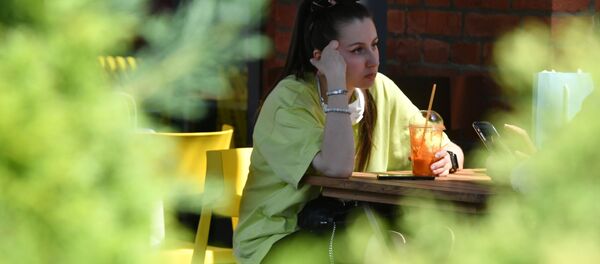 Посетители на летней веранде, расположенной на территории фудмолла Депо. Москва Посетители на летней веранде, расположенной на территории фудмолла Депо. Москва - 俄罗斯卫星通讯社