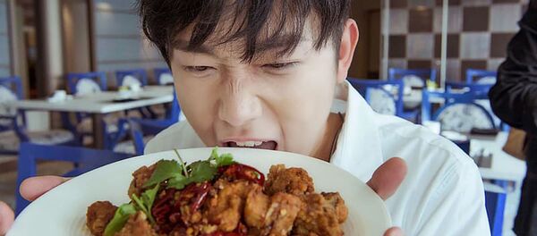 Мужчина с тарелкой мяса - 俄罗斯卫星通讯社