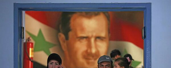 Люди проходят мимо портрета Башара Асада в Дамаске - 俄罗斯卫星通讯社