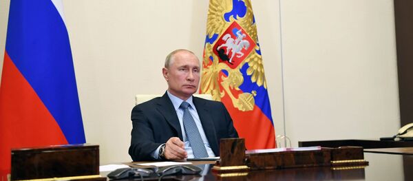 19 июня 2020. Президент РФ Владимир Путин во время встречи в режиме видеоконференции с представителями различных отраслей экономики, столкнувшимися с последствиями распространения новой коронавирусной инфекции - 俄罗斯卫星通讯社