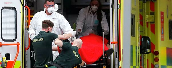 Медицинские работники в защитных костюмах доставляют пациента в больницу Святого Томаса в Лондоне - 俄罗斯卫星通讯社