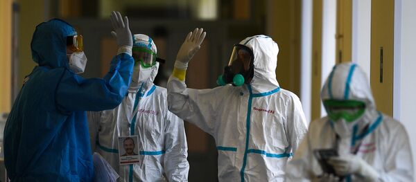 Врачи в госпитале для лечения зараженных коронавирусной инфекцией COVID-19, созданного на базе Национального медицинского исследовательского центра травматологии и ортопедии имени Н. Н. Приорова в Москве. - 俄罗斯卫星通讯社