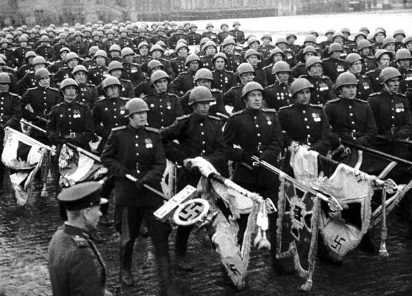电影《苏维埃人民的伟大胜利》镜头，1945年6月24日  - 俄罗斯卫星通讯社