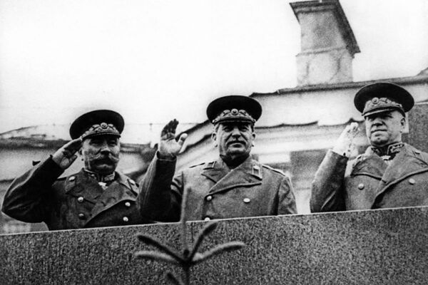 红场胜利日阅兵式时观礼台上的联共（布）中央委员会总书记约瑟夫·斯大林，1945年6月24日 - 俄罗斯卫星通讯社