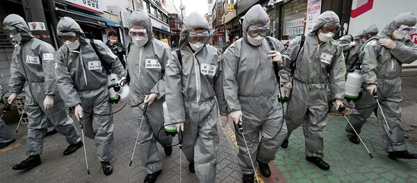Корейские военные во время дезинфекции на улице Сеула.  - 俄羅斯衛星通訊社
