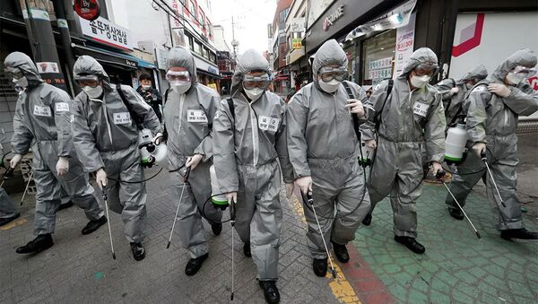 Корейские военные во время дезинфекции на улице Сеула.  - 俄羅斯衛星通訊社