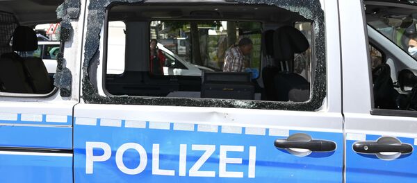 Разбитая протестующими полицейская машина в Штутгарте - 俄羅斯衛星通訊社