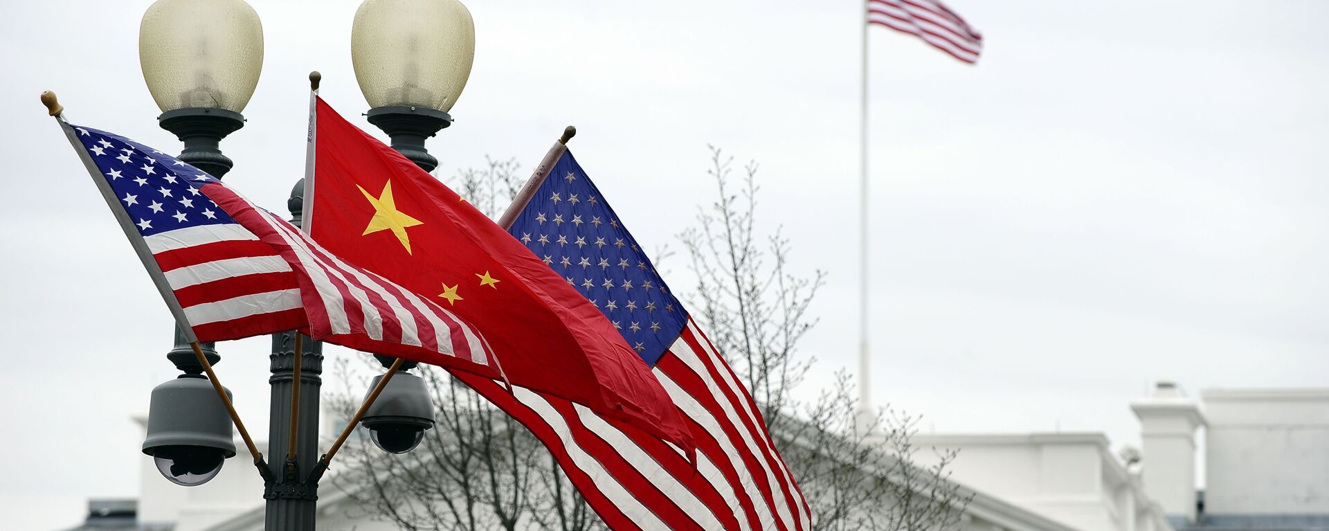 Китайский и американские флаги перед Белым домом в Вашингтоне - 俄罗斯卫星通讯社, 1920, 17.03.2021