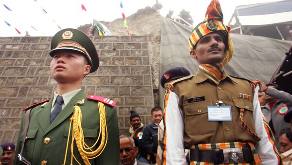 A Chinese soldier, left, and an Indian soldier  - 俄罗斯卫星通讯社